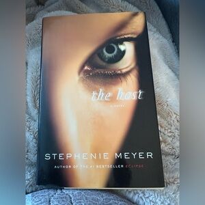The Host by Stephenie Meyer (Hardcover)